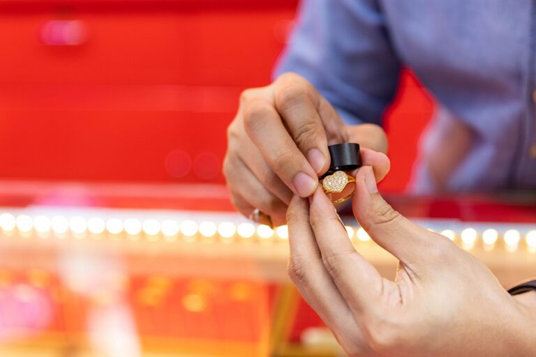 A,Gold,Seller,Uses,A,Camera,To,Look,At,A