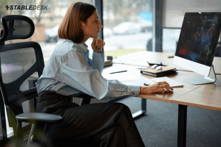 femeie-care-lcureaza-la-birou-pe-uns-caun-ergonomic-stabledesk-1-